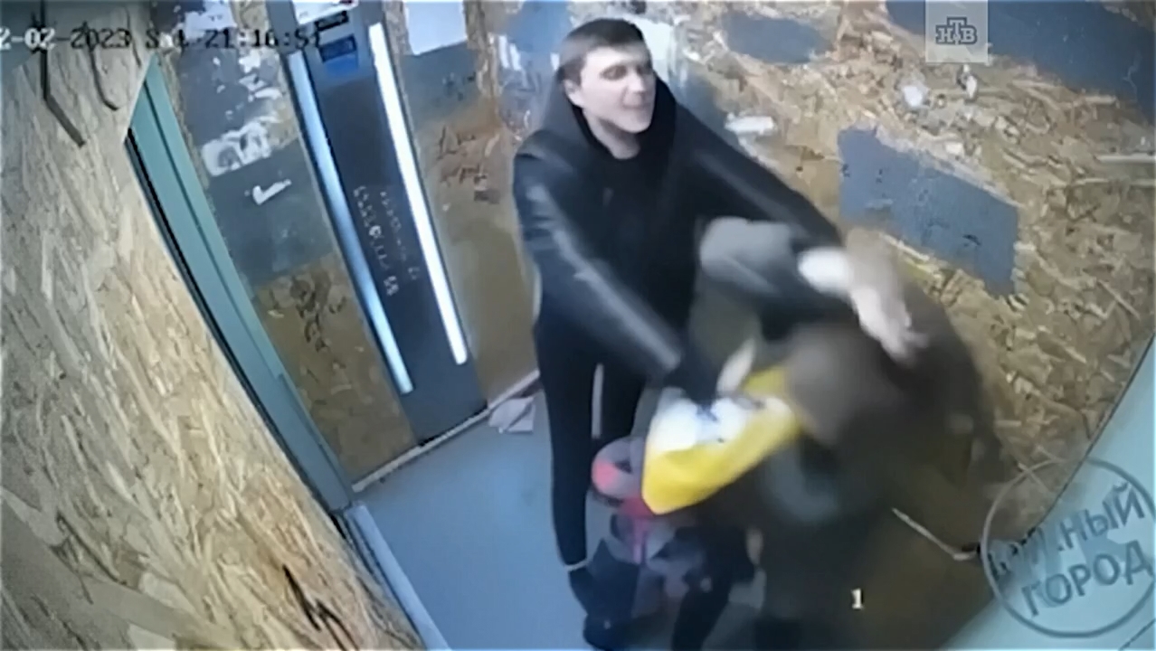 В Самаре неадекват в лифте напал на женщину с ребенком